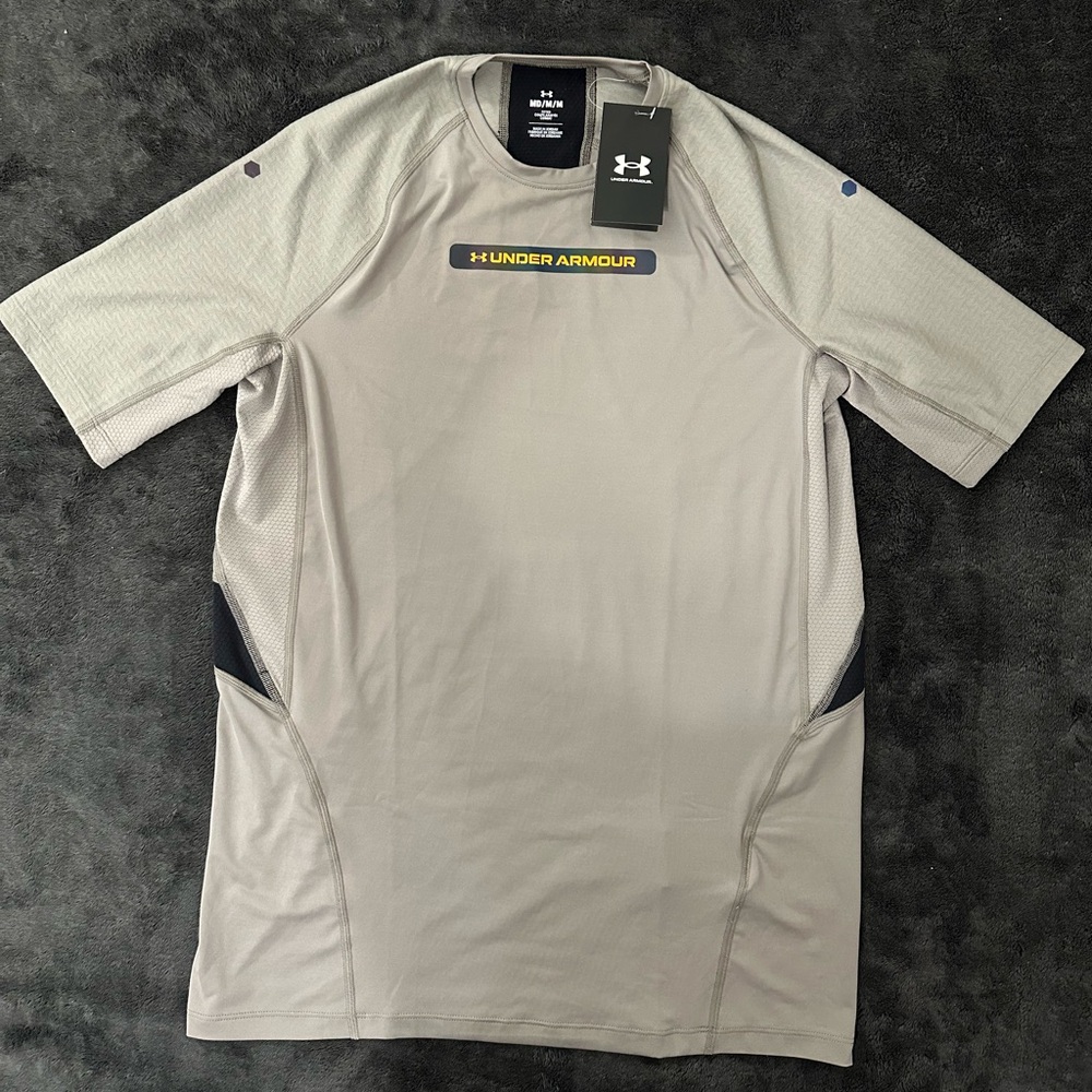 NEW Men’s Under Armour SMARTFORM RUSH 2.0 SS NOV Shirt Medium Gray 1379818